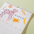 Miniatyrbillede 3 af 5: 2024 Kunstkalender A4 Månedlig Væghængt Planlægger Kladdeillustrationer 12 Måneder Hængende Kalender