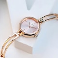 Miniatyrbillede 4 af 4: Nyt Moderigtigt Simpel Elegant Kvinders Ur Til Studerende Elektronisk Kvartsur Gold strap white plate