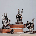Miniatyrbillede 2 af 3: Polyresin Håndgestus Skrivebordsstatuer Finger Skulptur Dekoration