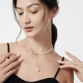 Pikkukuva 3 / 5: Makean veden choker-kaulakoru riippuva ketjukaulakorulla
