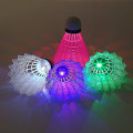 Miniatyrbillede 1 af 3: 4 stk. Farvede LED Lysende Badminton Natglød Shuttlecock