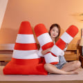 Miniatyrbilde 3 av 5: Plush Leke-Trafikkjegle Konstruksjonskjegle Skilt Veisperring Barnas Lekesett Sikkerhet Myk Pute 50cm banisters