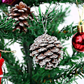 Miniatyrbilde 3 av 4: 18 stk. snødekte furukongler til julepynt