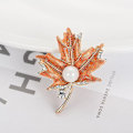 Miniatyrbilde 3 av 3: Krystall Lønnblad Perle Brystpinne Mote Alloy Material Elegant Kvinner Perle Brosjer (mønster 1)