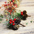 Miniatyrbillede 4 af 5: 6 stk. Kunstige Fyrretræspinde Julekrans Røde Bær Fyrrekogle