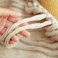 Pikkukuva 2 / 4: Boho-tyyläinen riippuva seinävaate Vintage-kangas Makrame Keltainen sisustus