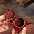 Miniatyrbilde 4 av 5: Yixing Håndlaget TeKanne i Lilla Leire med Kuleformet Teinfuser