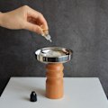 Miniatyrbillede 5 af 5: Runde Bakke i Rustfrit Stål med Træbund til Værelset