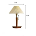 Miniatyrbilde 3 av 5: Bordlampe med stoffskjerm, messinglampehode og trekkbryter