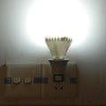 Pikkukuva 5 / 5: LED-lamppu E27 urosliitäntätyyppi EU-pistoke-adapteri muuntaja lampunpidikkeelle On/Off-painikkeella (valkoinen*2)