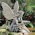 Miniatyrbillede 2 af 5: Havefigur af Resin til Haven - Siddende Fe Statue - Udendørs Dekoration til Græsset