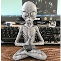 Miniatyrbillede 3 af 4: Mediterende Alien UFO Harpiks Statue Håndværk Bordpynt Skulptur Ornament Hjem Dekorationer