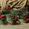 Miniatyrbillede 2 af 5: 6 stk. Kunstige Fyrretræspinde Julekrans Røde Bær Fyrrekogle