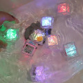 Miniatyrbild 3 av 4: 8-pack Mini Glow-in-the-Dark Färgväxlande LED-Isbitar Badleksak för Bebis