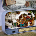 Miniatyrbild 5 av 5: Bygg en miniatyr av One Piece Tiny House för vuxna, DIY-byggsats för miniatyrhus i låda, DIY-hantverksgåva för kvinnor (Winter Roaming) - 14,3 8,4 2,6 cm