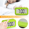 Miniatyrbild 5 av 5: Digital väckarklocka, batteridriven, med smart nattlampa, datum, rumstemperatur, LCD-elektronisk klocka för sovrum, hem, kontor, vardagsrum - rosa