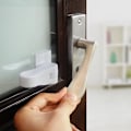 Miniatyrbillede 3 af 5: Hvid 4 stk. Baby Dør Blok Sikkerhedslås Skab Børnesikring Dør Sikkerhedslås Holdbar ABS med Klæbemiddel til Soveværelse, Badeværelse, Dørblok