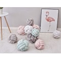 Miniatyrbilde 3 av 5: Myk knuteball pute Hjemmedekor Plysj pute Knutepute Håndlaget rund pute Knutet soveromdekor, 7,9x7,9 tommer - Mørkegrå