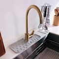 Miniatyrbild 3 av 5: Silikonunderlägg för kökskran, stänkskydd för diskho, vattenuppsamlingsmatta för diskho, avrinningsmatta för diskho bakom kranen för kök och badrum