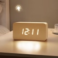 Miniatyrbild 4 av 5: Trädigital väckarklocka Justerbar ljusstyrka Röststyrning LED-klocka Rektangulär display Tid Temperatur Heminredning