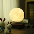 Miniatyrbilde 1 av 2: Levitating Moon Lamp Flyter og spinner fritt i luften med luksuriøs trebase og 3D-utskrift LED