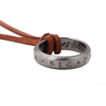 Miniatyrbillede 4 af 4: Uncharted 4 Nathan Drake indgraveret ring vedhæng halskæde med justerbar brun læderkæde (unisex)