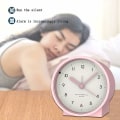 Miniatyrbild 3 av 5: Batteridriven analog väckarklocka, tyst, icke-tickande, ökande pip, snooze-funktion (rosa)