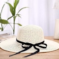 Miniatyrbild 3 av 5: Kvinnors Halmhatt Sommar Bowknot Strand Fällbar Hattar Uv-skydd Bred Brätte Floppy Damer Herrar Halm Solhatt Packable Semester Strand Vit（vit）