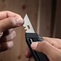 Miniatyrbillede 4 af 5: GENOPLADELIG BRUGSKNIV + 2 MAGASINER MED 5 HÅRDBYGGET TB-BLAD