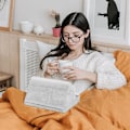 Miniatyrbild 2 av 7: Mjuk Tablettställ Kudde med Fick, Tablettkudde Stativ, Justerbar 3 Visningsvinkel, Lat Hållare Stativ för Säng Soffa, Kompatibel med iPads Tabletter Grey