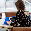 Miniatyrbillede 5 af 7: Blød Tablet Stativ Pude med Lomme, Tablet Pude Stativ, Justerbar 3 Visningsvinkel, Doven Holder Stativ til Seng Sofa, Kompatibel med iPads Tablets blue