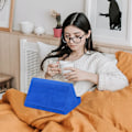 Miniatyrbilde 6 av 7: Myk Tablett Stativ Pute med Lomme, Tablett Pute Stativ, Justerbar 3 Visningsvinkel, Lat Holder Stativ for Seng Sofa, Kompatibel med iPads Tabletter blue