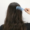 Miniatyrbillede 4 af 4: 3 stk. bredtandet kam, stor bredtandet krøllekam haj tænder frisure værktøj til krøllet vådt bølget tykt hår parykker barbersalon, (orange, blå, pink)