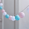 Miniatyrbillede 2 af 2: 20 Pastel Bomulds Kugle Lyskæde Varm Hvid LED Batteridrevet med Timer 2,85m