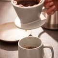 Miniatyrbillede 3 af 5: Kaffe krus, med filter til håndbrygning, keramik, hvid