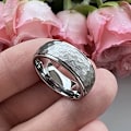Miniatyrbillede 3 af 4: 8mm hamrede tungstenringe til mænd og kvinder, forlovelses- og vielsesringe, moderigtige smykker, kuplede, trinvise kanter, behagelig pasform (7) 7