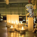 Miniatyrbilde 4 av 4: Flammeløse Lys - 12 Oppladbare LED-Telys med Flimrende Effekt + 12 Frostglassbeger - Leveres med Laderbase