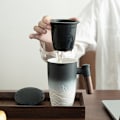 Miniatyrbillede 4 af 5: Tekop med låg, porcelænskrus med rustfri stål si, gradient stort keramisk tekrus, perfekt til kontoret, sort 350 ml
