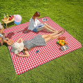 Miniatyrbillede 1 af 5: Maskinvaskbar Picnic & Strandtæppe Handy Mat Plus Tyk Dobbeltlags Sandtæt Vandafvisende Polstring Bærbar 79\"x79\"(Rød og hvid) Red and White 79"L x 79"W