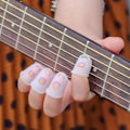 Miniatyrbild 4 av 5: 8 stycken gitarrfinger skydd i silikon, halkfria finger skydd för