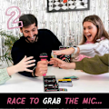 Pikkukuva 4 / 5: Grab The Mic Karaoke -peli - Jännittävä Grab The Mic, 2-10 pelaajaa, 250 lyriikkakorttia