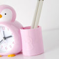 Miniatyrbild 4 av 4: Barnväckarklocka, Pingvin Pennahållare, Väckarklocka, Skrivbordsklocka, Sängbord Timer, Väckarklocka, Studentpresent - Rosa qd