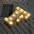 Miniatyrbild 2 av 3: Alfabetets LED-bokstavslampor lyser upp - Vita plastbokstäver - Stående/hängande - A [DB] F