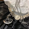 Pikkukuva 5 / 6: Vivienne Westwood Saturn UFO -riipus sliver
