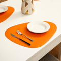 Miniatyrbillede 2 af 5: Sæt med 6 runde dækkeservietter (orange) 13x11 cm i læder og bordskånere N