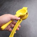 Miniatyrbilde 2 av 3: To-i-ett manuell juicer/1 stk/gul/liten