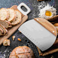 Miniatyrbilde 3 av 5: 2 stk. deigskraper i rustfritt stål med vekt og trehåndtak Arbeidsbenk Bakevare-skrape Kjøkkenredskaper for pai, brød, pizza