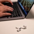 Pikkukuva 10 / 11: Bluetooth-kuulokkeet korvassa, langattomat nappikuulokkeet, iPhonelle ja Androidille