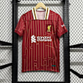 Pikkukuva 1 / 2: Liverpool F.C. lyhythihainen jalkapallopaita kausi 2425 - Nopeasti kuivuva, hengittävä urheiluvaate Home Home XL