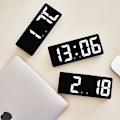Miniatyrbilde 2 av 5: Smart digital veggklokke med APP-kontroll, tid/dato/&lydaktivering og nedtellingsfunksjon, trinnløs lysstyrke og volumalarm med snooze